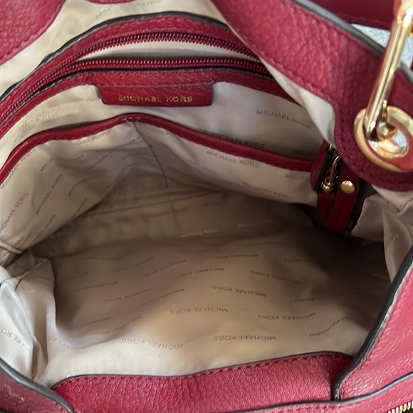 Michael Kors Raven Large leather shoulder bag in maroon color - Picture 8 of 16